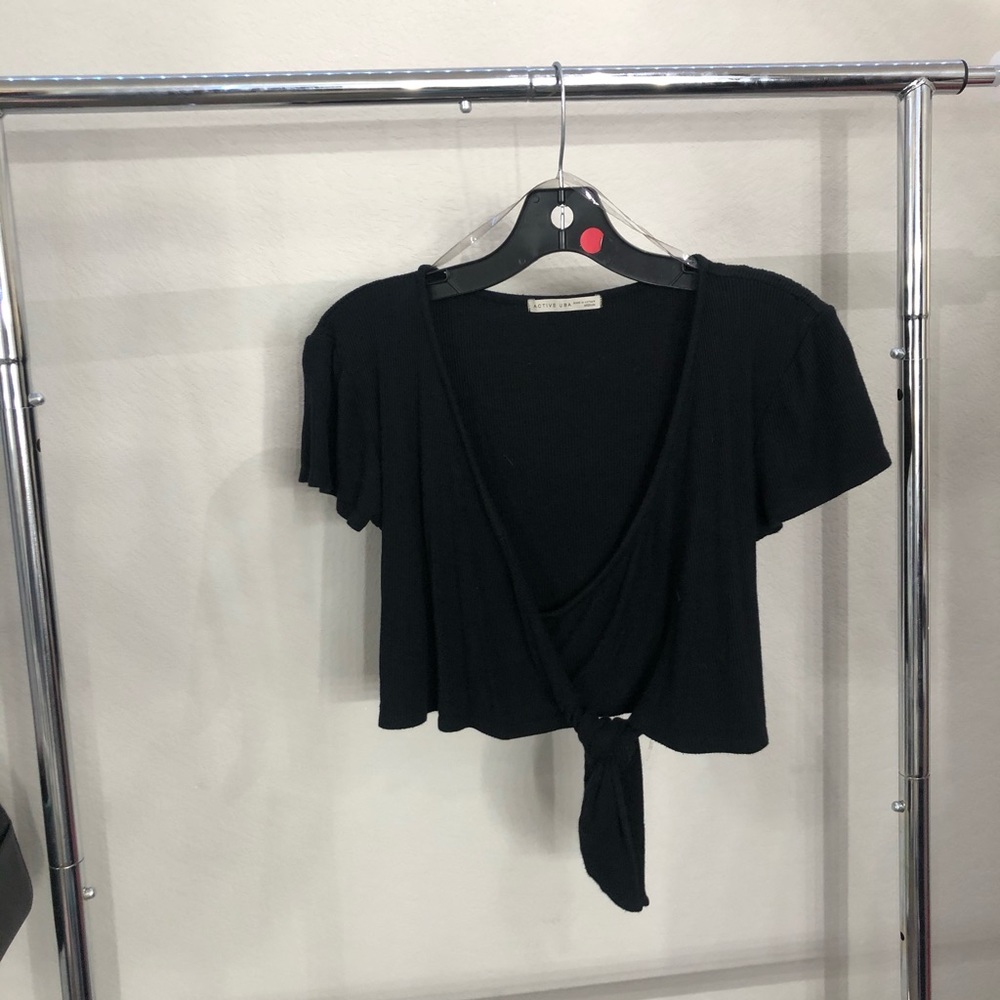 Front tied knot black crop top